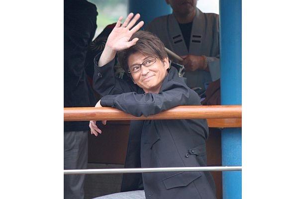 船から手を振る哀川翔さん