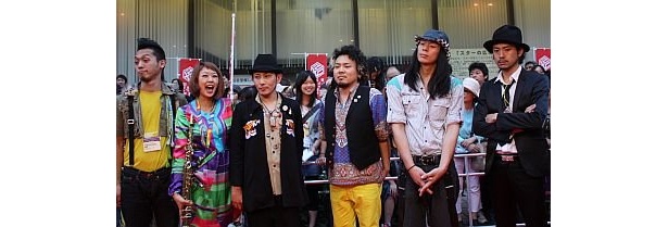 レッドカーペットでは先頭をきって生演奏を披露して盛り上げたロックバンド、浅草ジンタ