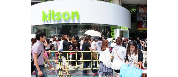 原宿店のオープン初日には約4000人が来店した