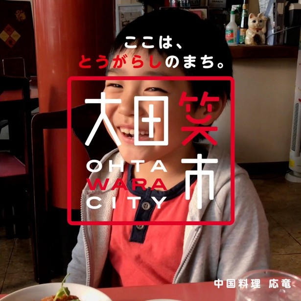 目の前で起こるパフォーマンスに大興奮の様子