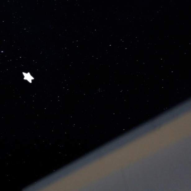 ツリーに飾り付けようとした星が、どんどん空へ昇っていく