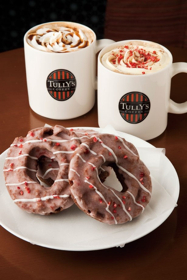 TULLY’S COFFEE OEDO日本橋店の「アイリッシュラテ」(Short460円～、税別)、「マスカルポーネティラミスラテ」(Short480円～、税別)、「オールドファッションホワイトベリー」（1個260円、税別)