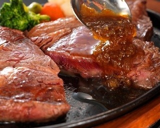 肉の旨みを味わえるジューシーな霜降りステーキが食べ放題！