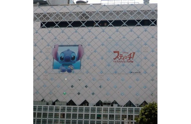 渋谷駅のビルには巨大なスティッチのイラストが