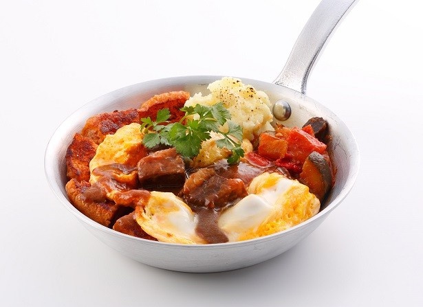 ふわふわオムライスをフレンチトーストでアレンジした季節限定メニュー「オムトー」1600円 