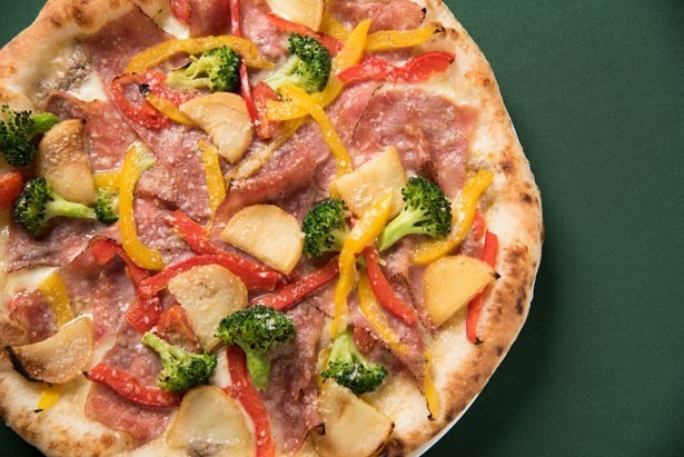 公演限定メニューの「Pizza natale」(2470円)。ターキーやパストラミ、パプリカ、ブロッコリーなどがトッピングされ見た目も華やか