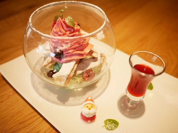 【写真を見る】スパークリングワインのジュレを掛けながら「メス」して食べよう