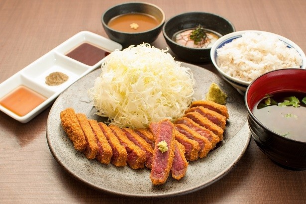 【写真を見る】京都勝牛の定番「牛ロースカツ膳」