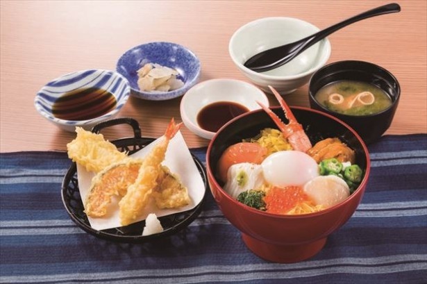 【写真を見る】6種の海の幸を一度に味わえるプレミアム版「特選うまか丼」(税別1299円)が登場！