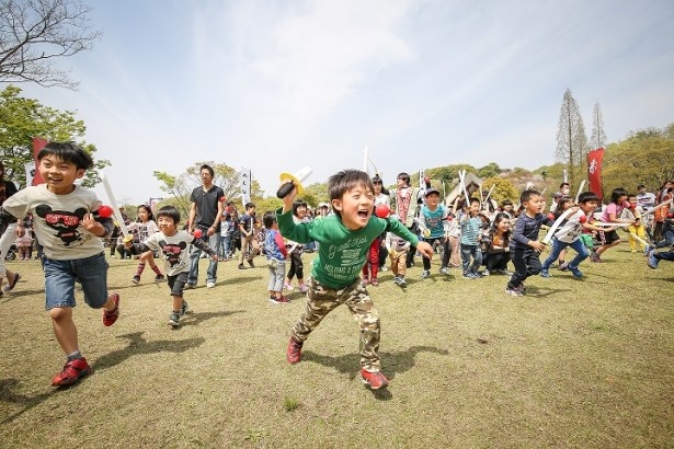 「桶狭間大チャンバラ大会」は11:30～と13:10～の2部制。安全なスポンジ刀なので、思いっきり楽しめる