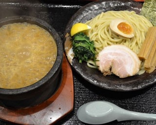 濃厚ダレ＆極太麺！秋田の“伊勢海老つけ麺”が関西初上陸