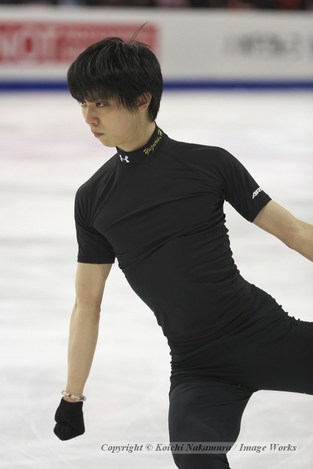 【写真を見る】 時折厳しい表情も見せ、プログラムの世界を表現する羽生結弦