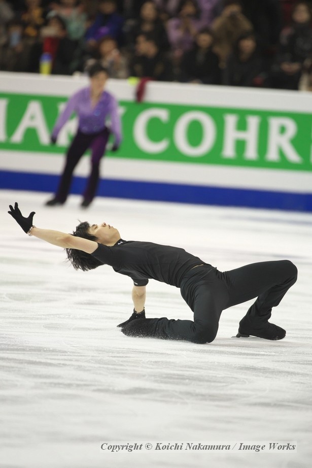 締めの決めポーズを見せる羽生結弦