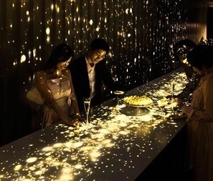 日本初！金の雪が降り注ぐラウンジで“Golden Christmas”