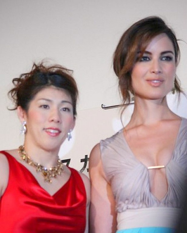 【写真を見る】ドレス姿の吉田沙保里選手と『007 スカイフォール』のボンドガール、ベレニス・マーロウ