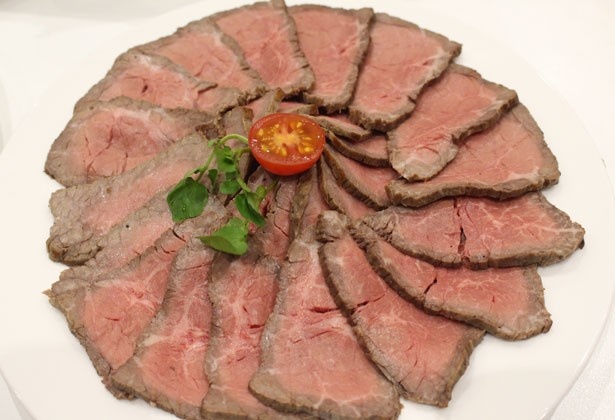 黒毛和牛のもも肉を使用し、香味野菜と一緒に焼き上げた「お肉の専門店スギモト 生田シェフ監修 香味野菜で焼きあげた黒毛和牛ローストビーフ」