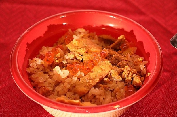 過去の選手権で2度のグランプリを受賞した“殿堂入りどんぶり(殿丼)”「うにめし丼」(北海道)も登場