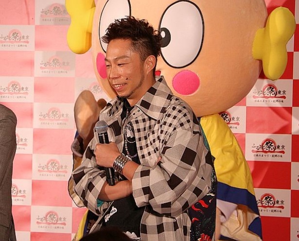 EXILE USAは「激辛さんたからあげ」を食べ、「口の中がホットになったけど意外とおいしい！」とニッコリ