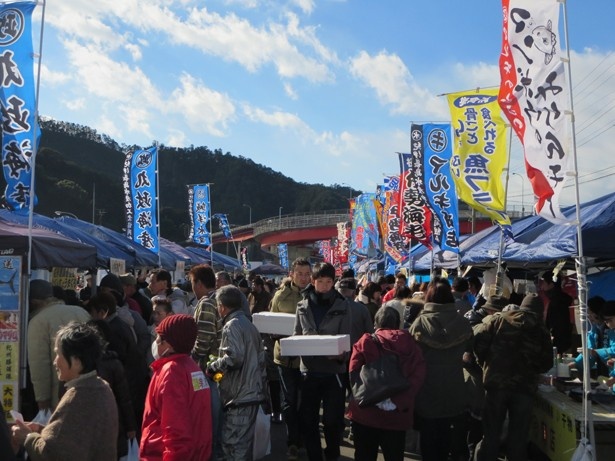 会場は多くの人でにぎわっている