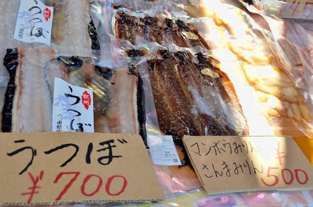 サンマなど人気の魚のほかに、ウツボやマンボウなど珍しい魚も販売されている