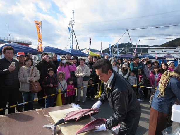 ビンチョウマグロ解体ショーの様子。解体されたばかりの新鮮なマグロを試食できるぞ