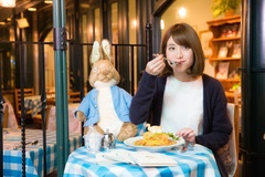 「ジマイマのオムライス」(税抜1280円)は上にのった麺をくずして食べると食感もよし。中島さんいわく、「トロトロの卵に野菜たっぷりの中華風スープが絡んで、食べ応えも抜群」