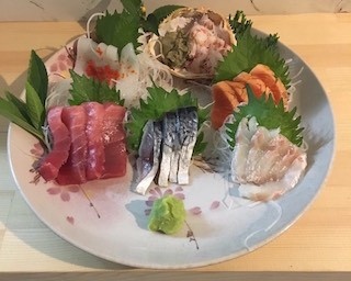 朝どれの新鮮な魚と珍しい日本酒を駅近バーで