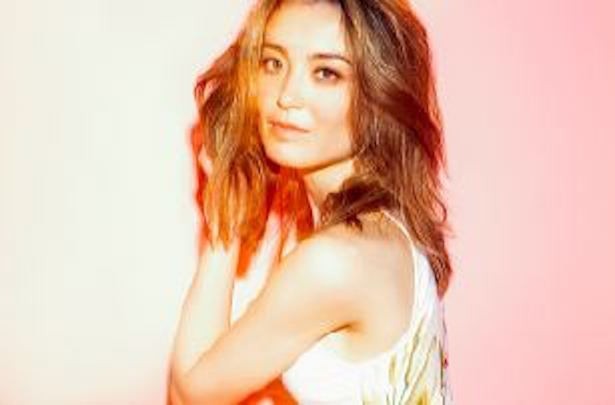 【写真を見る】数々のCMソングを手がけるシンガーソングライター「エミ・マイヤー」