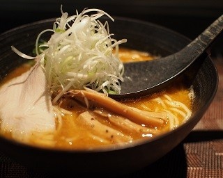 著名人がお忍びで味わうラーメン！スープ・麺・チャーシューの極上ハーモニー