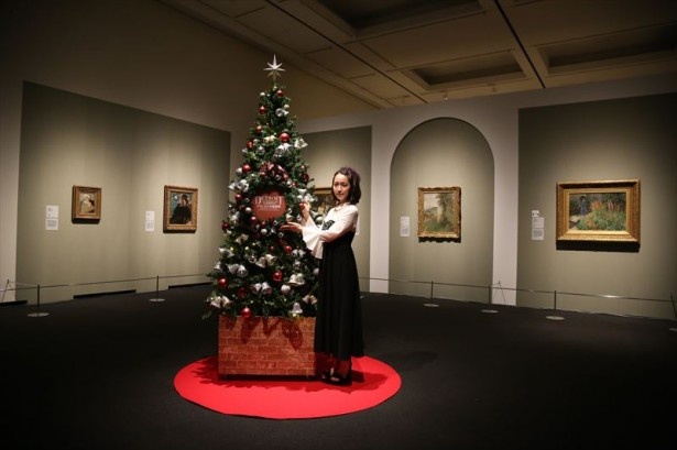 【画像を見る】開催期間中はクリスマス仕様に装飾された室内で、名画を楽しむことができる