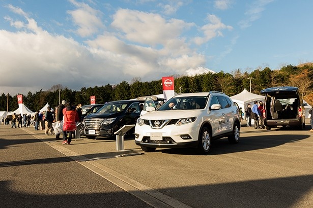 現在販売している日産車を実際に触れてチェックすることもできた