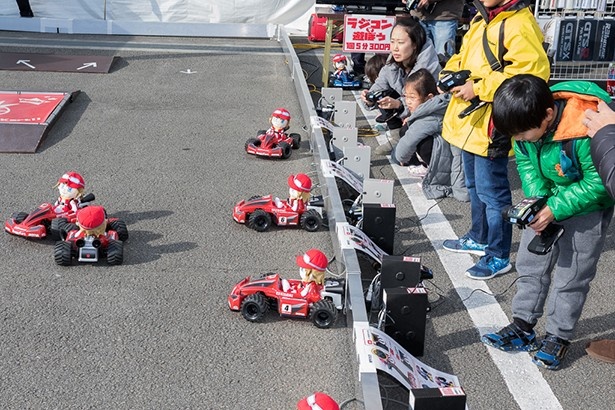 子供向けにラジコンで遊ぶブースもあった