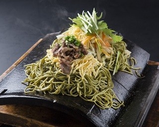 熱々の瓦でパリパリになったそばを味わう「瓦そば」