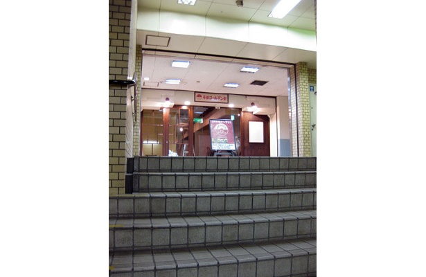 地下鉄を降りて2番出口に向かう途中の踊り場に入口がある
