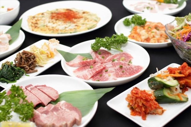 【写真を見る】ローストビーフと生ハムが120分間食べ放題！