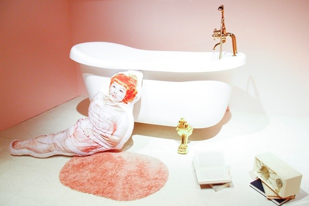 Shower Roomは「彼女を裸にする」がコンセプト。芸人仲間や一緒に仕事するスタッフなど、関係者アンケートの回答を展示