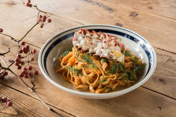 【写真を見る】オマール海老の旨味を凝縮！「オマール海老のトマトクリームパスタ」(1580円)