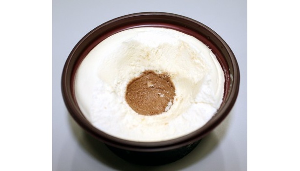 すぐに中からチョコレートムースが顔を出す