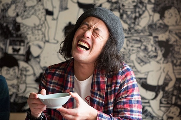 ちゃんこ鍋を食べて笑顔を見せるやついいちろう