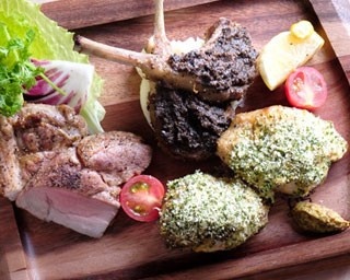 夜景も見られる！梅田にツリーハウスをイメージした肉バルオープン
