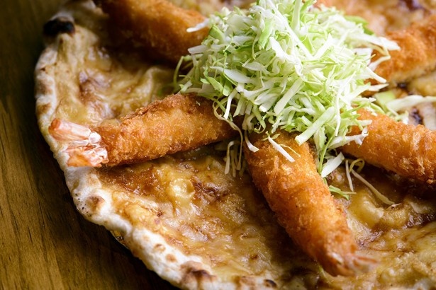 「名古屋スペシャル」(1080円)は名古屋名物の八丁味噌とエビフライに、シャキシャキ食感のキャベツが加わったピザ