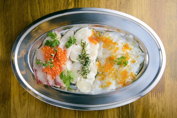 見た目も華やかで美しく、さっぱりと食べられる「本日のカルパッチョ」(1296円)。ワインとも相性抜群！