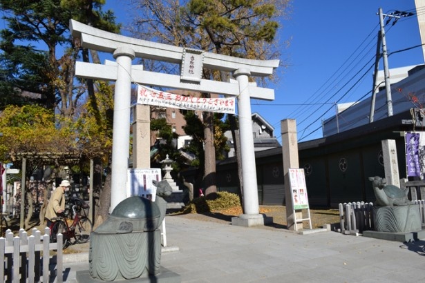 狛犬ならぬ、亀の姿をした狛亀が印象的(｢亀有香取神社｣)