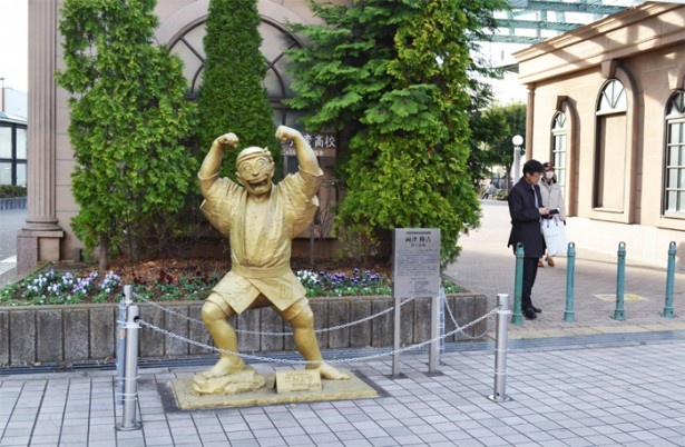 亀有駅南口にある両津勘吉祭り姿像