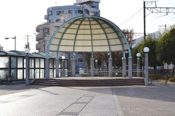 野外コンサートステージも備える「亀有駅前リリオパーク」