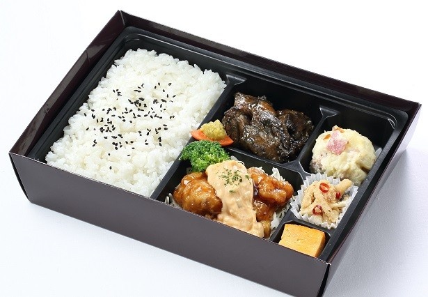 【写真を見る】炭火焼とチキン南蛮の両方が楽しめる「塚田農場弁当」