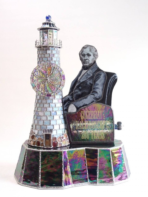 ディヴィット・ブリュースター博士と万華鏡の発明のきっかけとなった灯台をモチーフにした「BREWSTER＆LIGHTHOUSE」