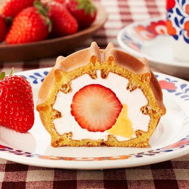 【写真を見る】2017年1月5日(木)から発売される「くるくるワッフル　季節のまるごといちごロール」(税別950円)