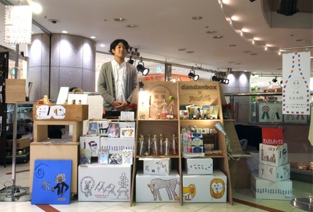 福祉施設のアーティストとのコラボでデザインしたクリスマス限定雑貨を販売する「ダンダン.ラボ」