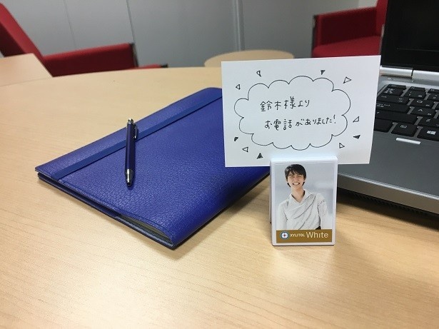 職場やリビングにぴったりのメモクリップスタンド